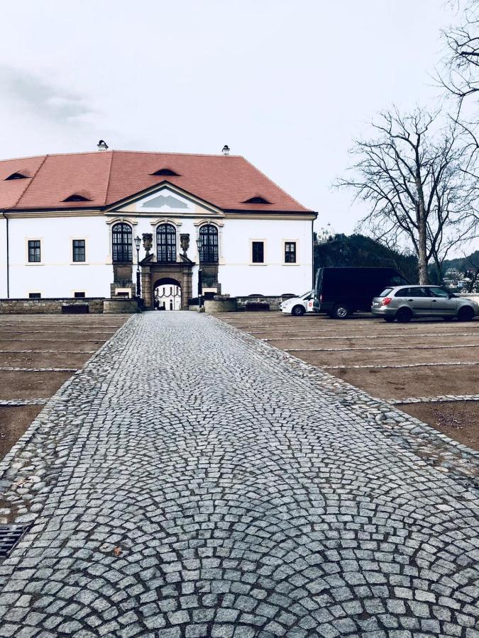 Apartman Domov Decin Bagian luar foto